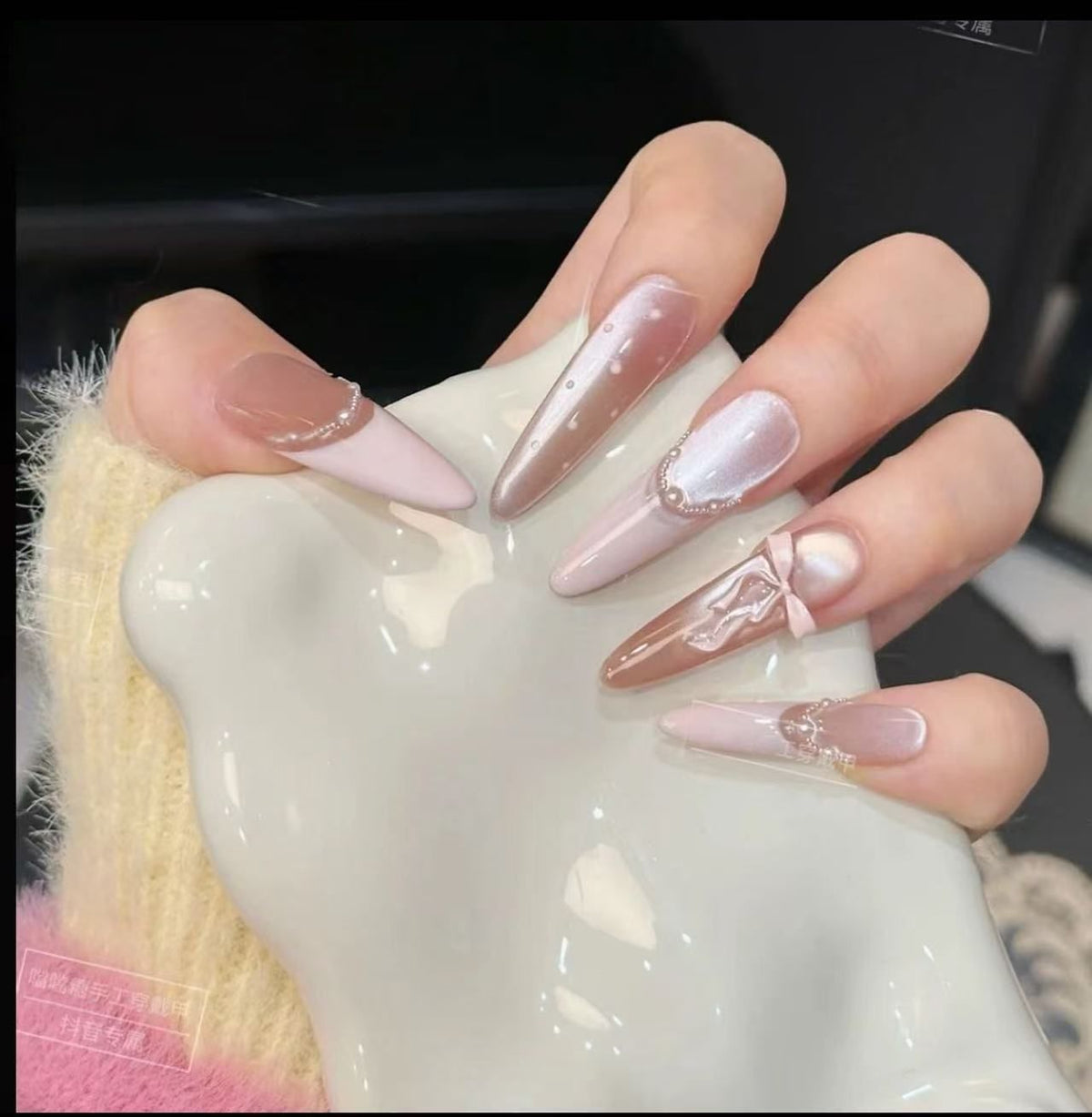 Glamouröse Kunstnagelspitzen mit eleganten Verzierungen Brehn