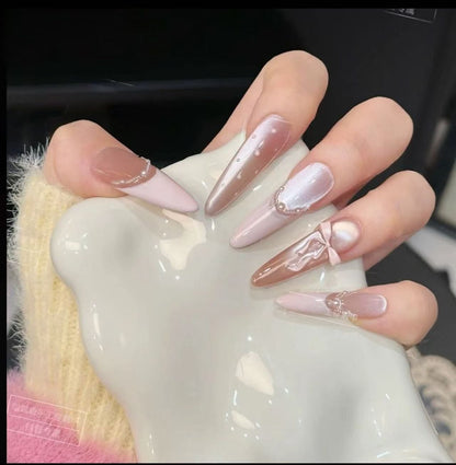 Glamouröse Kunstnagelspitzen mit eleganten Verzierungen Brehn