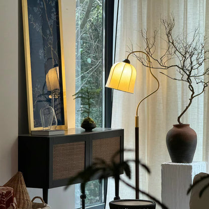 Bodenlampe mit geschwungenem Design
