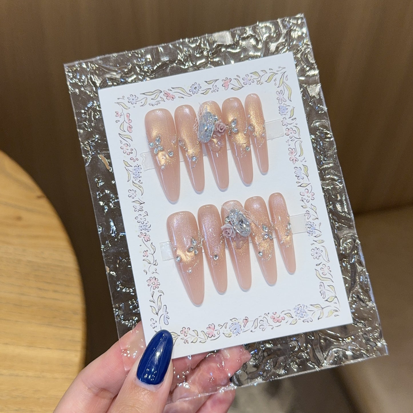 Kunstnägel mit Romantischen Blumen- und Glitzerdetails Brehn