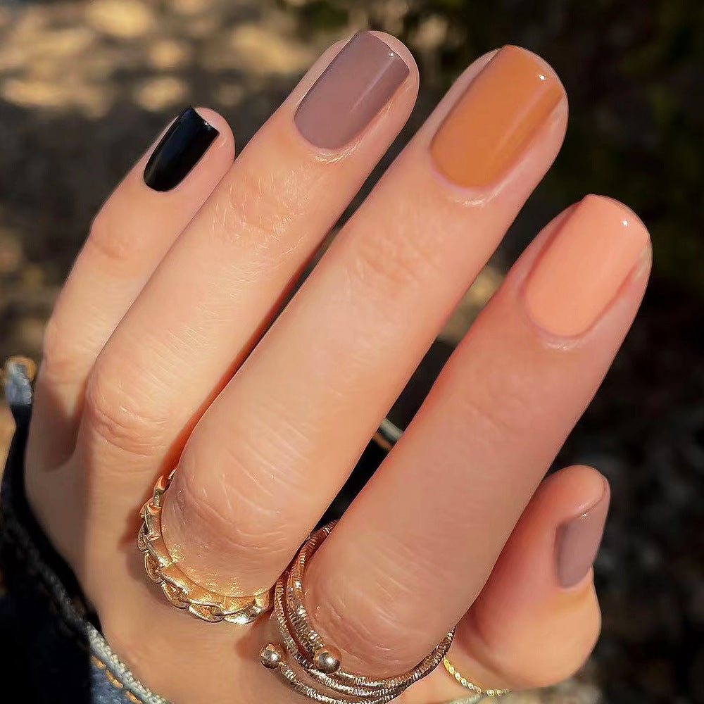 Kunstvolle Nagelverlängerungen mit elegantem Blattmuster Brehn