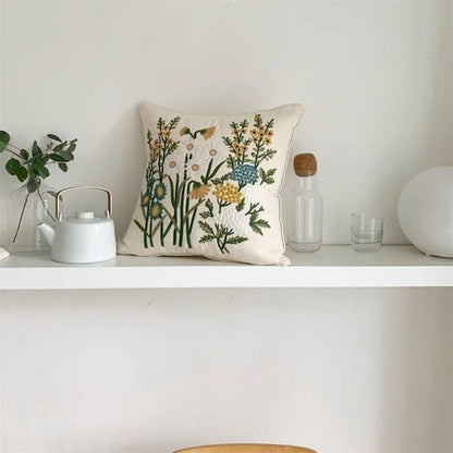 Quadratischer Kissenbezug mit handgesticktem Wildblumen‑Relief, Leinen‑Baumwollmix und verdecktem Reißverschluss Brehn