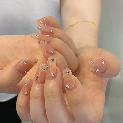 Dekorative Nagelkunst mit Strassakzenten