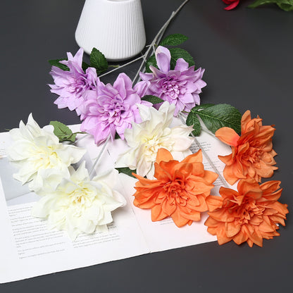 Lebensechte Stoffblumenarrangement