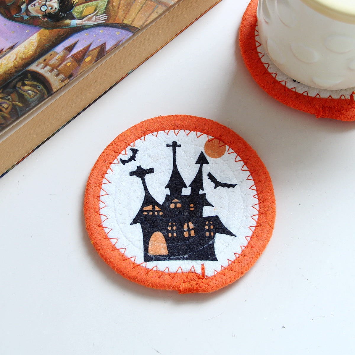 Runde Filz- und Baumwoll-Untersetzer mit gesticktem Halloween-Spukhausmotiv