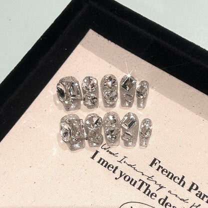 Luxuriöse, kristallakzentuierte Press-On Nagelkunst
