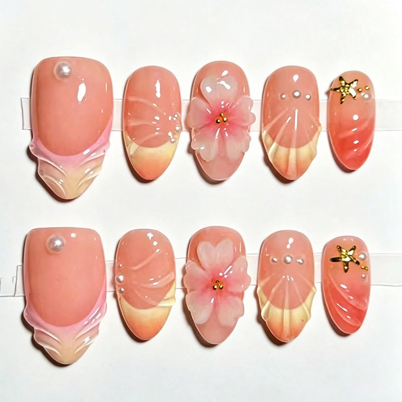 Kunstnagelset mit eleganten floralen Verzierungen und luxuriösem Glanz Brehn