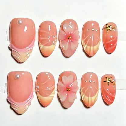 Kunstnagelset mit eleganten floralen Verzierungen und luxuriösem Glanz Brehn