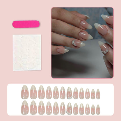 Kunstnagelset mit elegantem French-Tipp und ausgefallenen Dekordetails Brehn