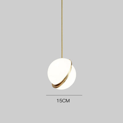 Moderner minimalistischer Pendelleuchte mit eleganten goldenen Akzenten