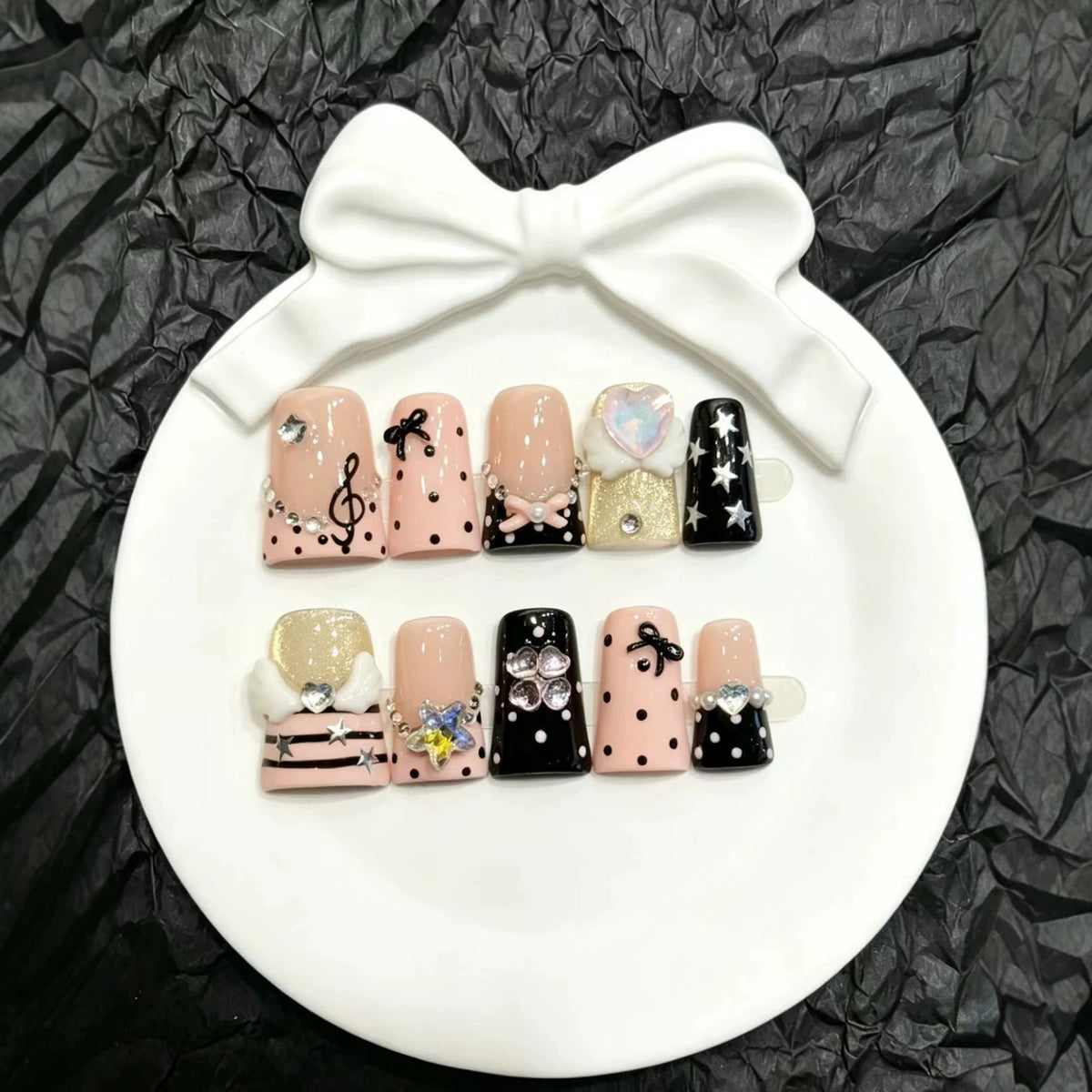 Dekoratives Press-On Nail Art Set mit einzigartigen Charms
