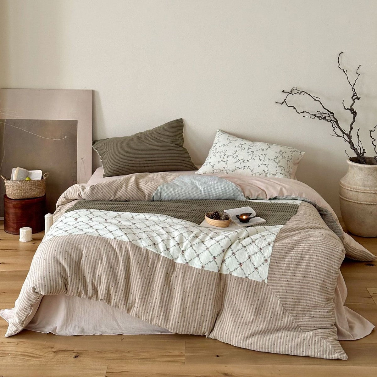 Patchwork gesteppte wendbare Bettdecken-Set mit Kissenbezügen und Leinen-Optik Bettrock