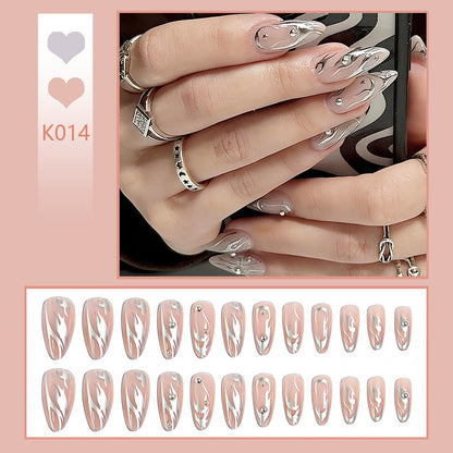 Kunstnagelset mit elegantem Design und perlverzierten Akzenten Brehn