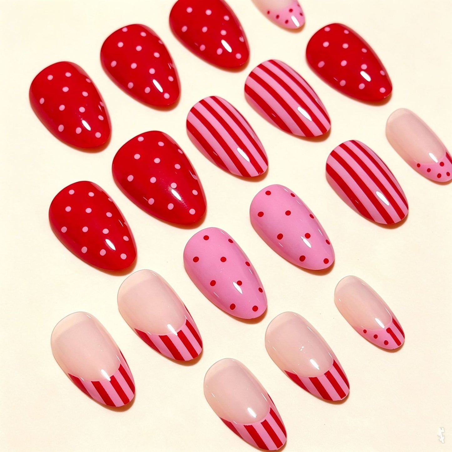 Künstlerisches Nageldesign mit Herz und Streifen Brehn