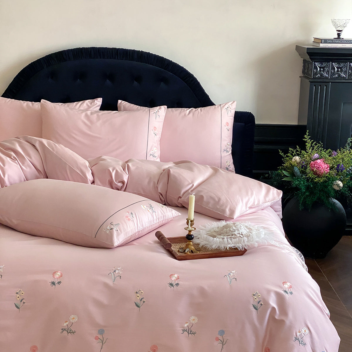 Fein besticktes Baumwollsatin-Duvetbezug-Set mit floraler Streuung und Kedernaht