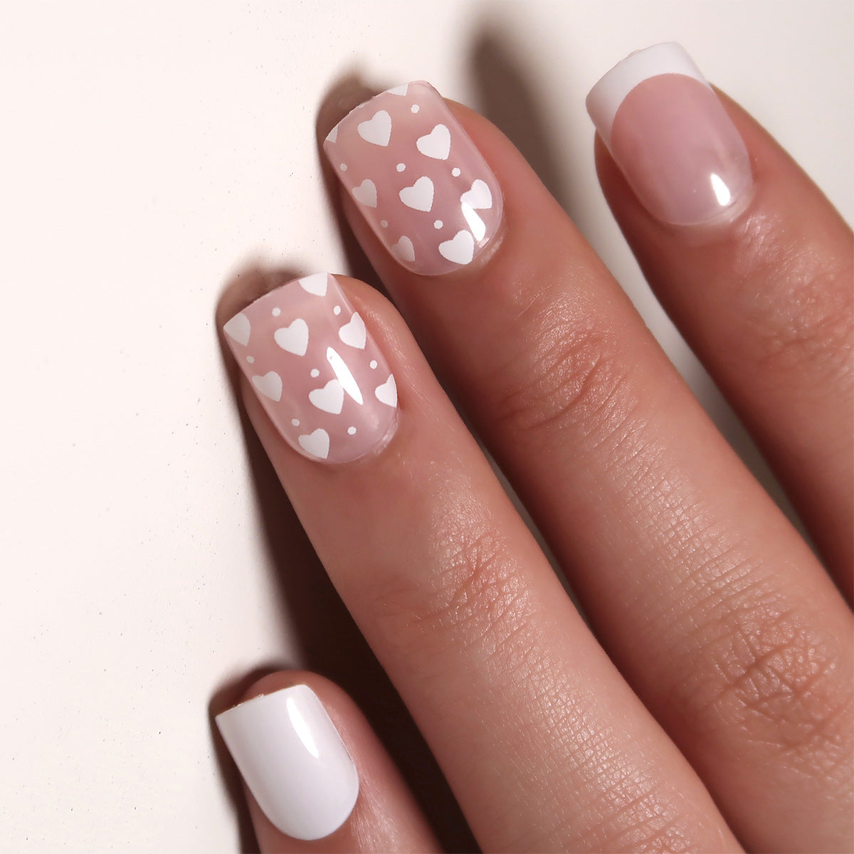 Kunstvolle Nagelkunst mit Herz-Muster Brehn