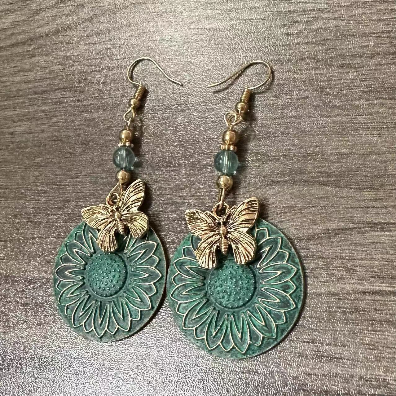 Elegante Ohrhänger mit Blumenmotiv und Schmetterlingen Brehn