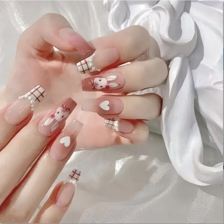 Glamouröse Nagelkunst mit Perlen und Glitzer Brehn
