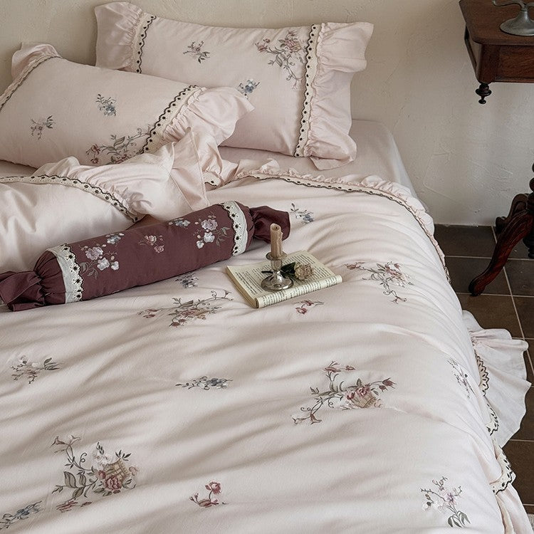 Bettwäsche-Set aus Baumwollsatin im Vintage-Stil mit floraler Stickerei, Volant und Spitzenbesatz