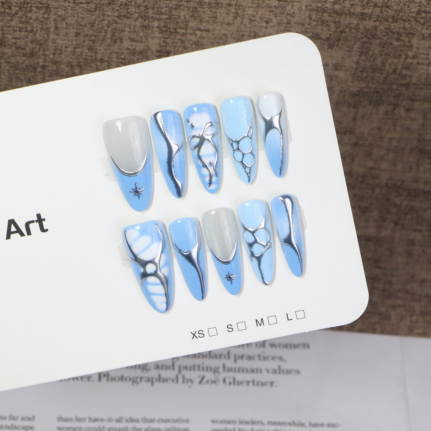 Künstlerisches Press-On Nail Set mit metallischen und kristallenen Akzenten Brehn
