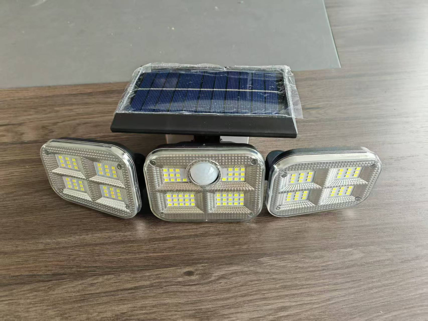 Outdoor Solar Triple-Head LED Sicherheitsflutlicht mit PIR-Bewegungsmelder und verstellbaren Schwenkhaltern Brehn