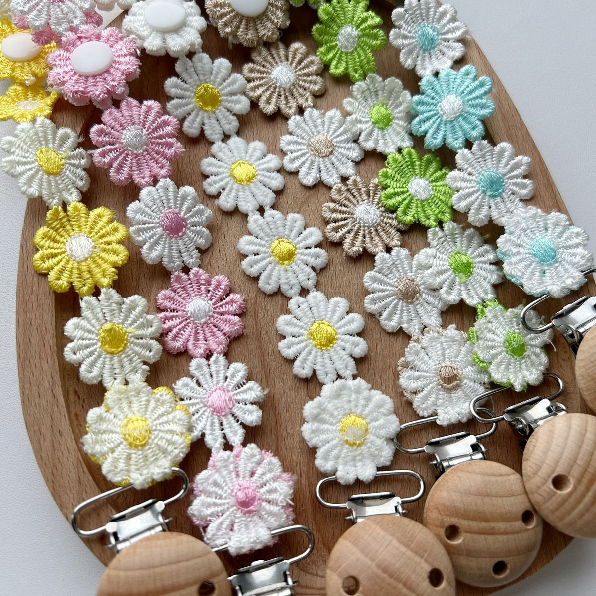 Handgemachter gehäkelter Gänseblümchen-Schnullerclip mit Holz-Sicherheitsklemme