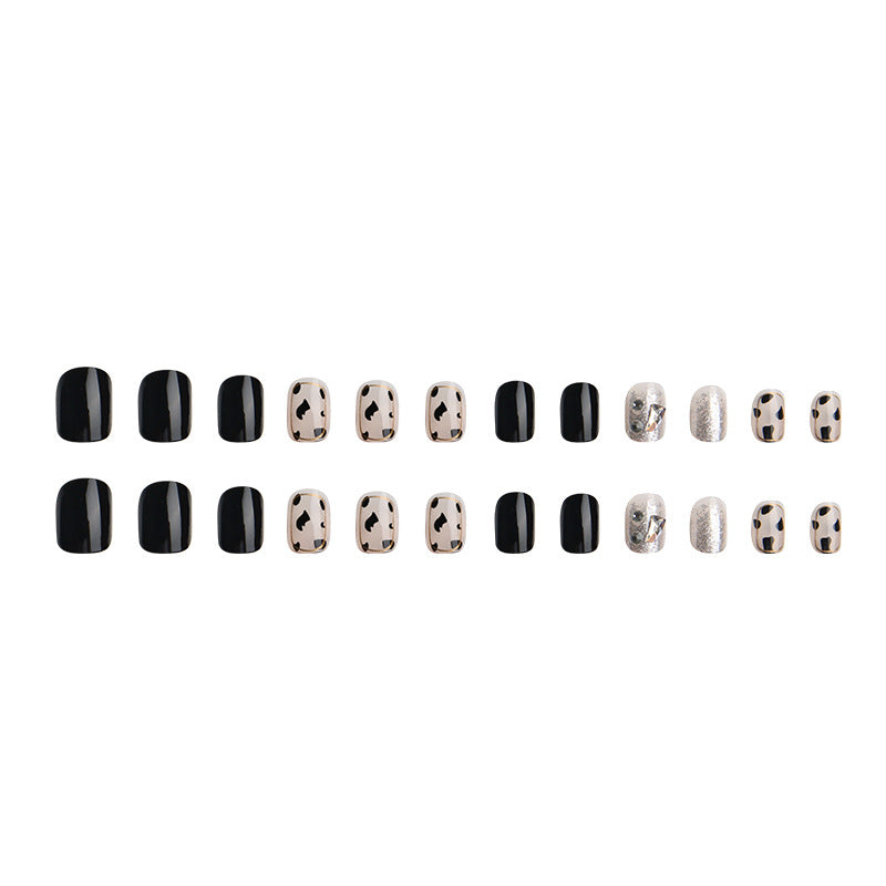 Kreatives Kunstnagelset mit eleganten Tierakzenten Brehn