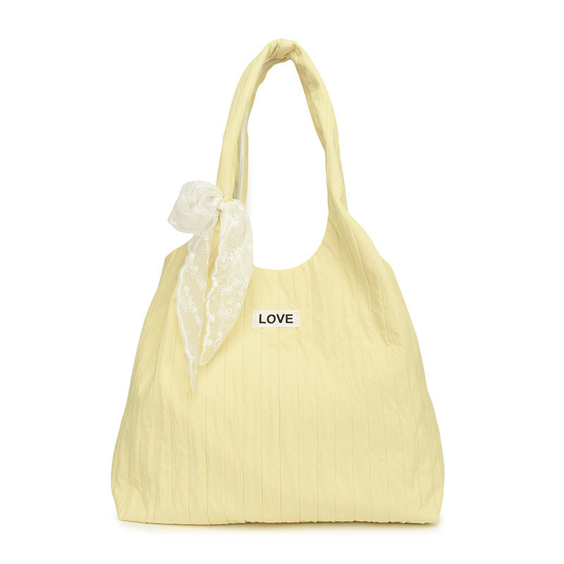 Freizeit-Tasche mit Strukturiertem Design und Verspieltem Schal Brehn