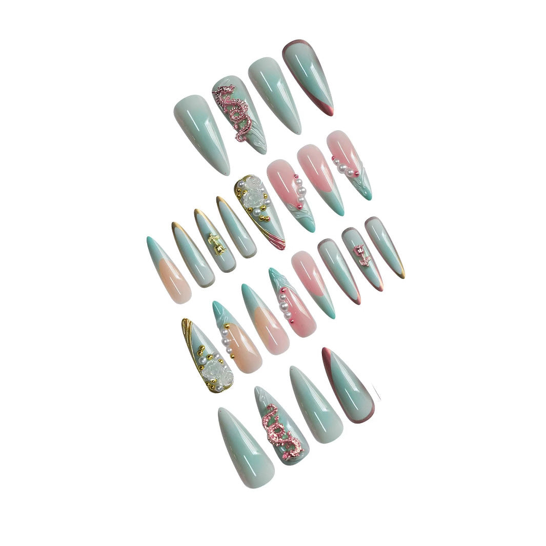 Luxuriöse Stiletto-Nagelverzierung mit floralen Akzenten Brehn