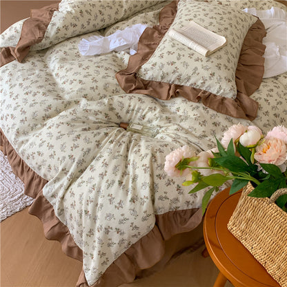 Romantische Bettwäsche-Komplettgarnitur aus Baumwoll-Perkal mit zartem Blumenprint, Volant-Rüsche und seidig-mattem Finish