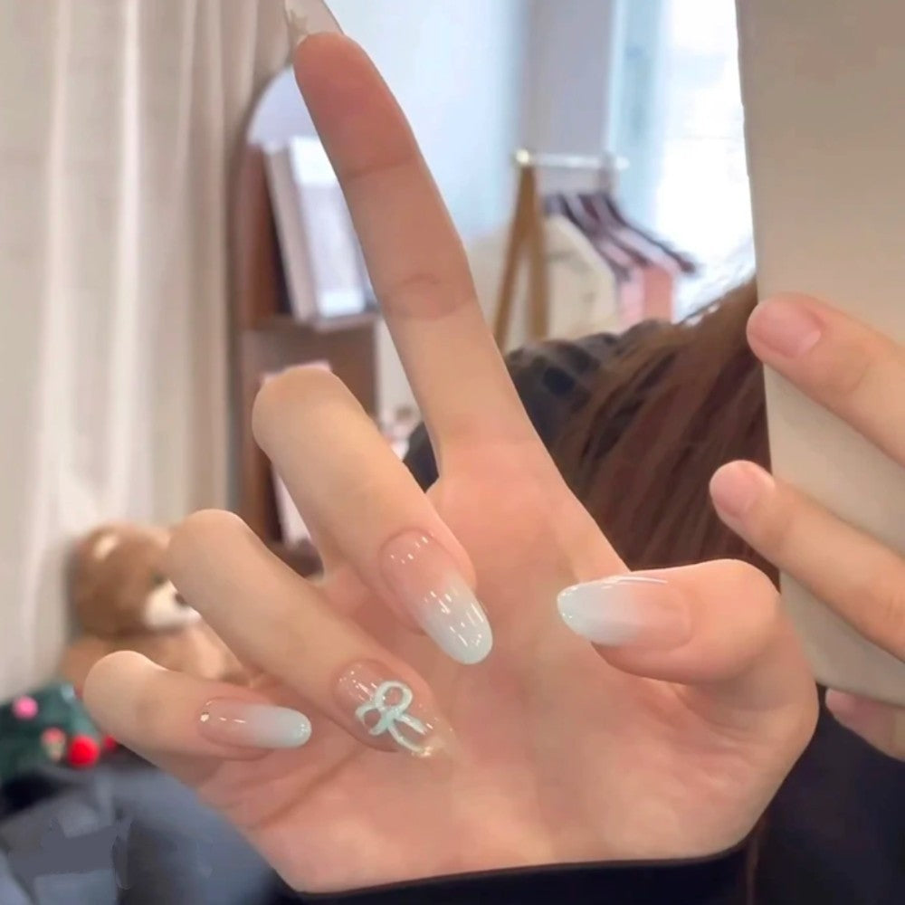 Künstlerisches Press-On Nagelset mit Glitzer und floralen Akzenten Brehn