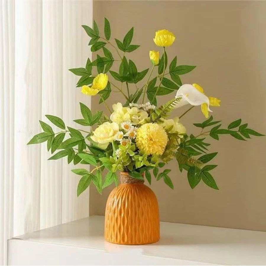 Lebensechte Blumenarrangement mit dekorativer Vase