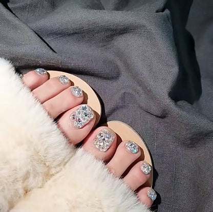 Glitzernde, mit Schmucksteinen verzierte Sandalen Brehn