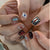 Künstlerisches Press-On Nail Design Set mit einzigartigen symbolischen Akzenten Brehn