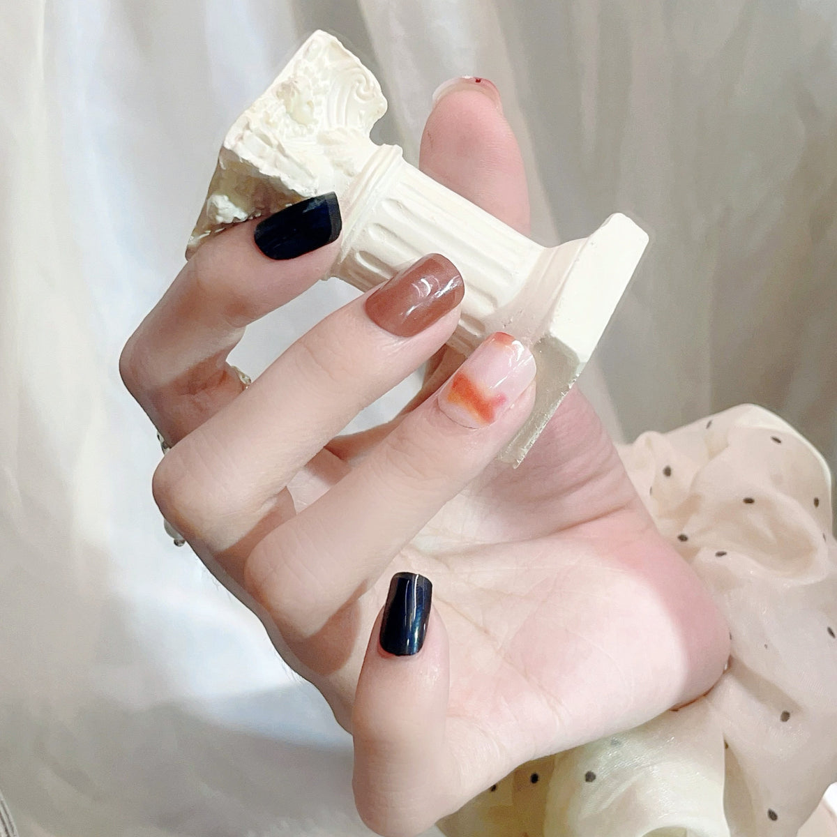 Elegantes Press-On-Nagelset mit abstrakten Designs