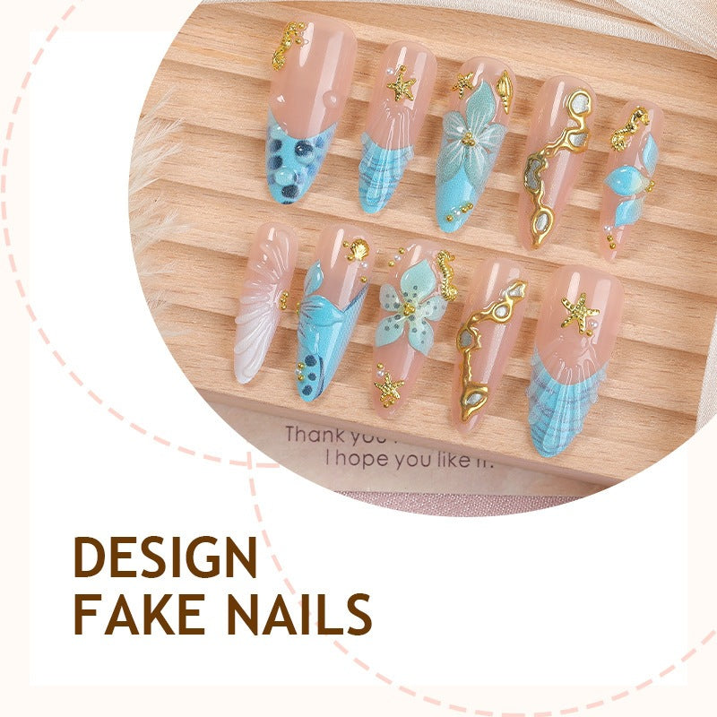 Kunstnagelset mit maritimen Motiven und glamourösen Verzierungen Brehn
