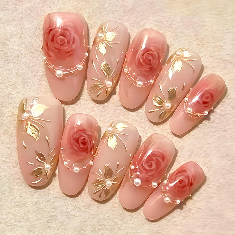 Kunstnagelset mit romantischen Rosenmotiven und goldenen Verzierungen Brehn