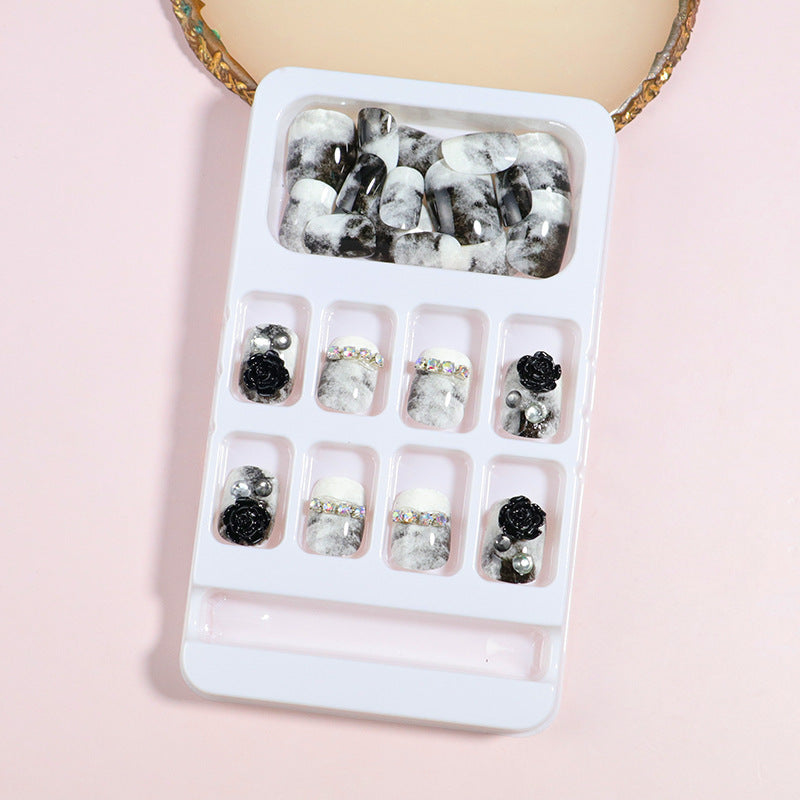 Dekorativer Press-On Nail Art Set mit Schleifenakzenten Brehn