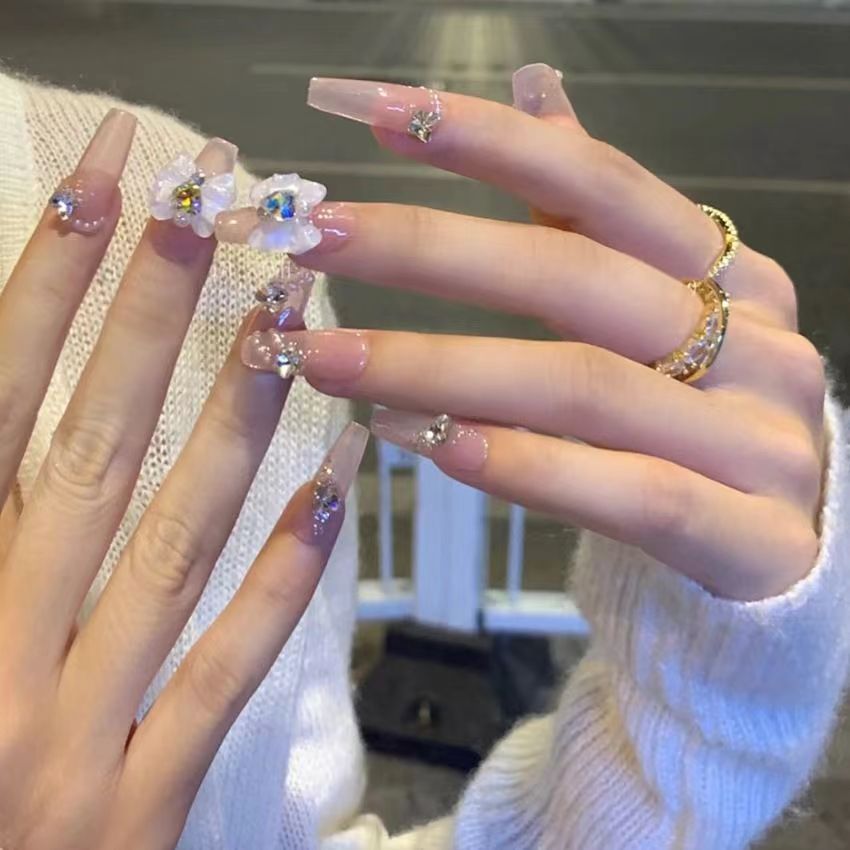 Elegante Kunstfingernägel mit Blumendekor und Glitzer Brehn