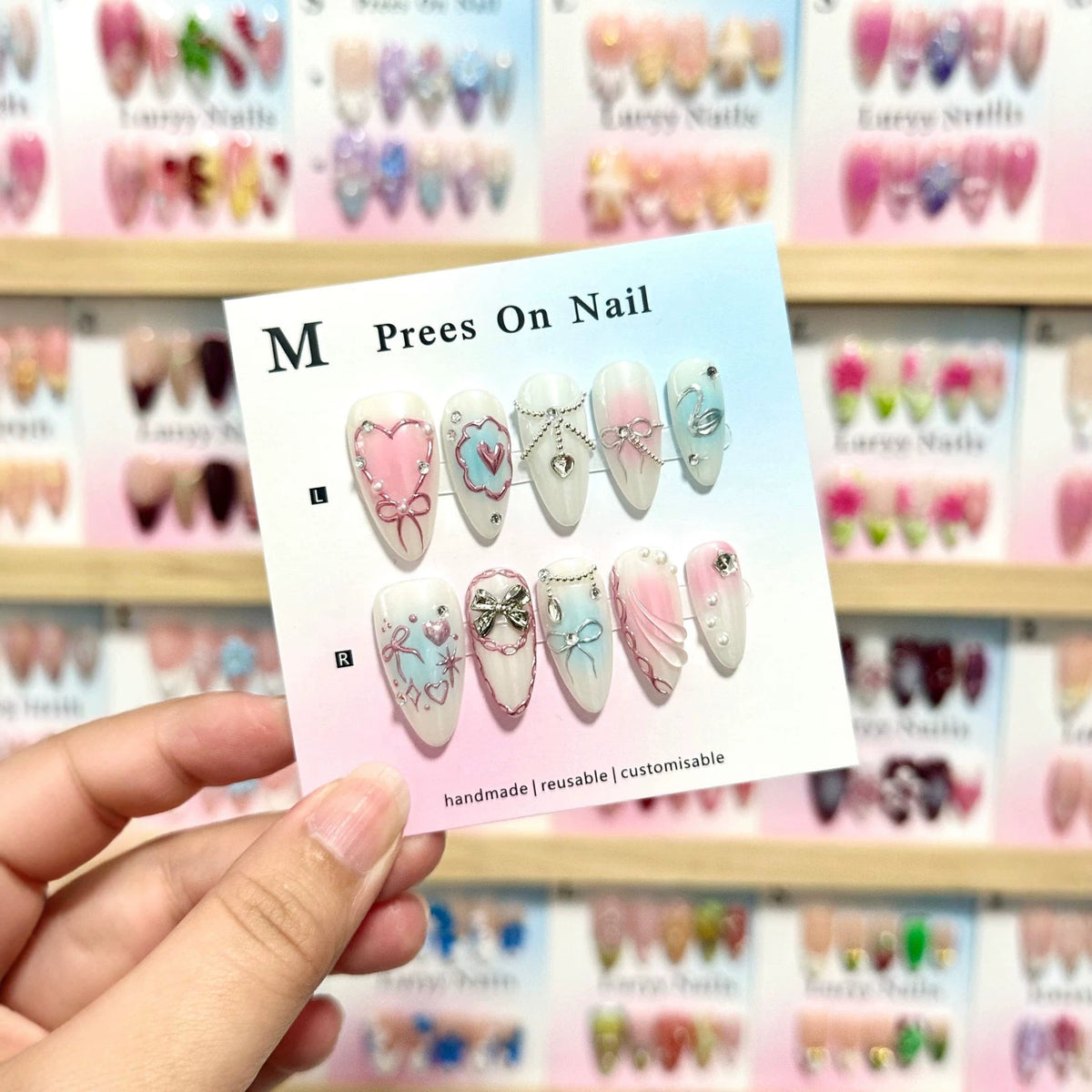 Künstlerisches Press-On Nail Art Set mit Herz- und Schleifenmotiven