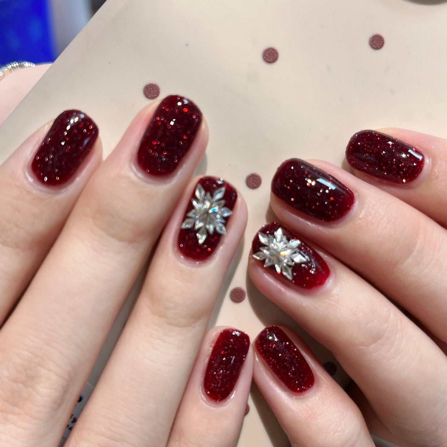 Glamouröse Kunstnägel mit Strass-Applikationen Brehn