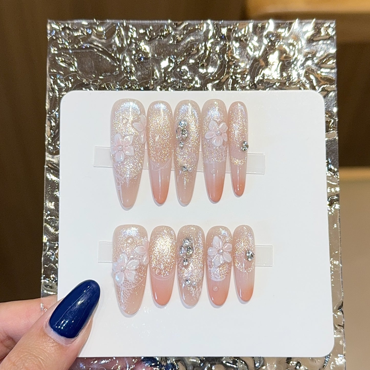 Künstliche Nägel mit Floralem Design und Glitzer Brehn