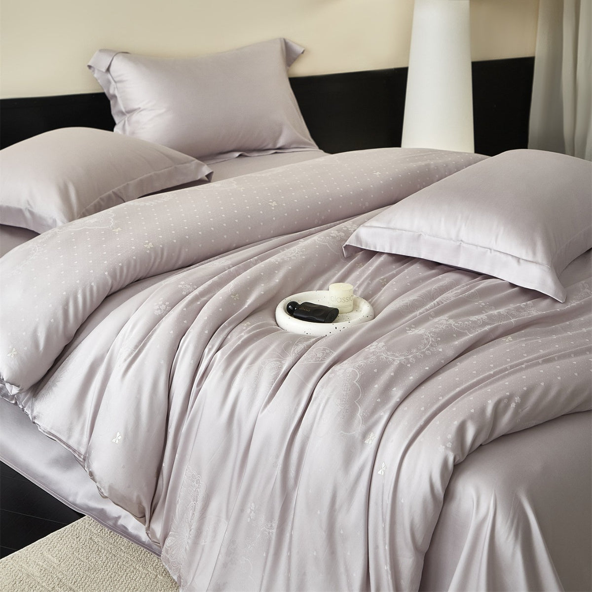 Seiden-Satin Bettbezug-Set mit subtiler Jacquard-Blumenmotiv und geflochtenen Kissenbezügen