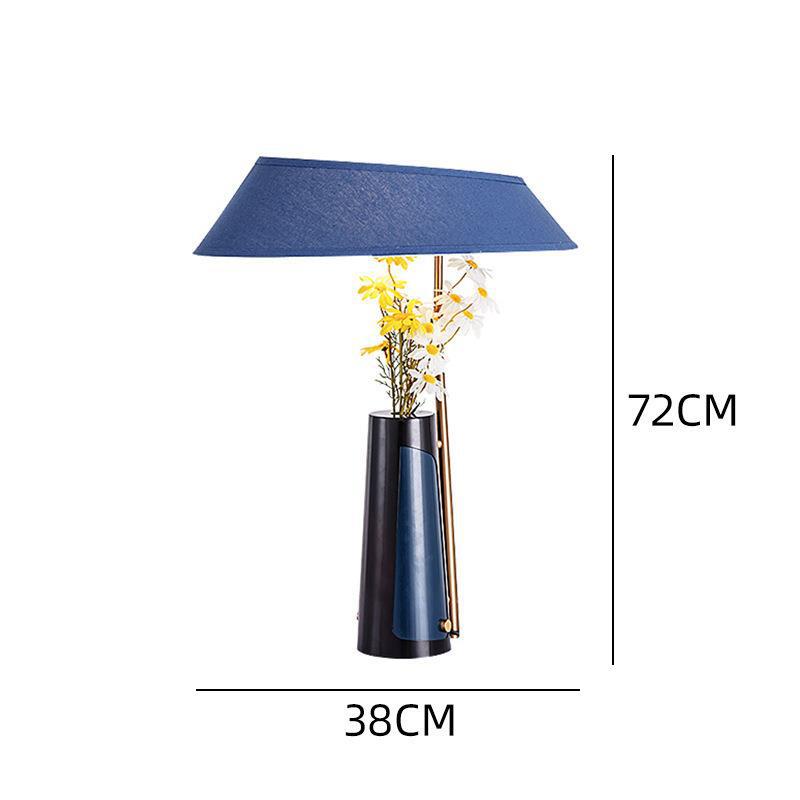 Dekorative Akzent-Tischlampe mit floralem Arrangement