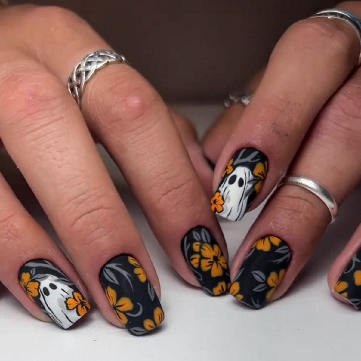 Kunstnagelset mit gruseligem Geisterdesign und floralen Akzenten Brehn