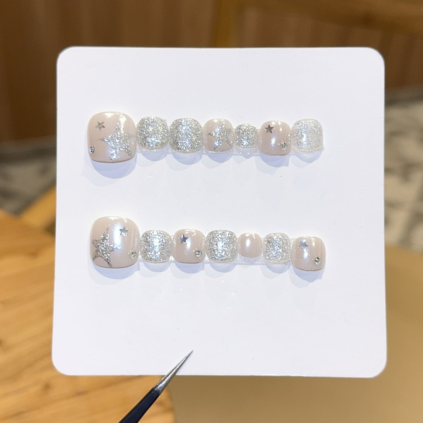 Glamouröse Kunstnägel mit Funkelnden Sternen und Glitzerakzenten Brehn