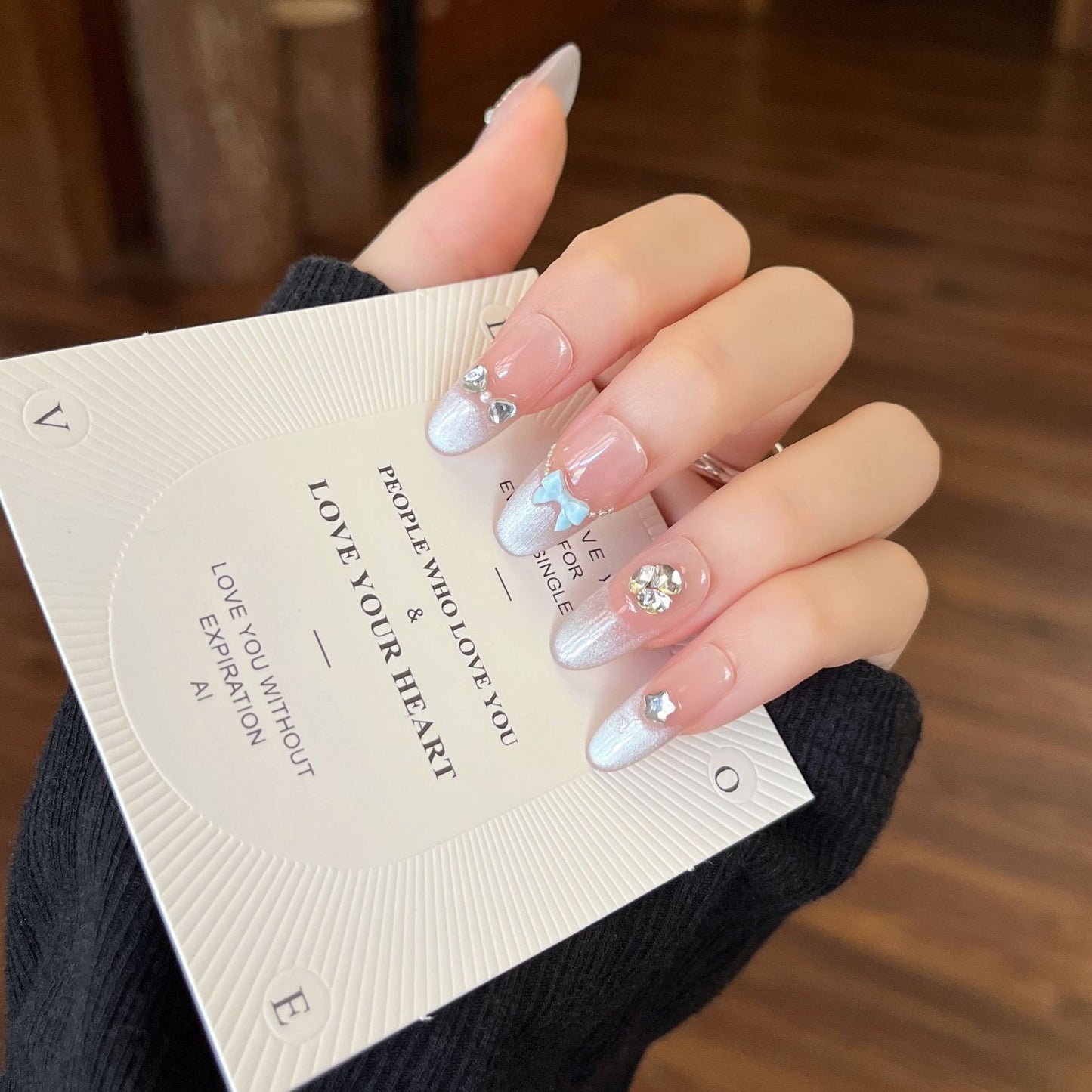 Dekorative Press-On Nagelkunst mit 3D Akzenten Brehn