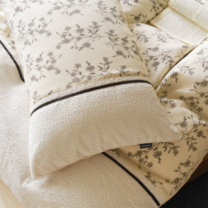 Baumwoll-Bettwäsche-Garnitur mit Waffelstruktur, feinem Blumenprint und Zierband