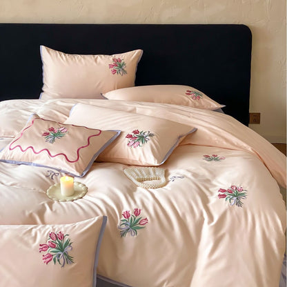 Feines Baumwollsatin-Bettwäsche-Set mit bestickten Tulpenbouquets und kontrastierender Paspel