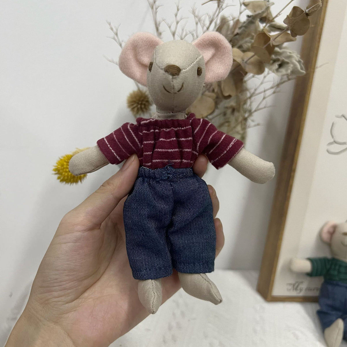 Handgefertigte Leinen Maus Plüschpuppe mit gestreiftem Strickhemd und Jeanshose